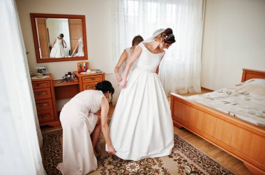 Nedime muhteşem gelin, giysi ve hazır olsun yardım