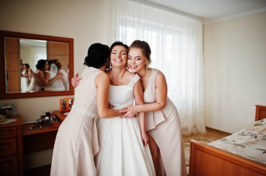 Onu bridesmiads odasında ile poz muhteşem genç gelin 