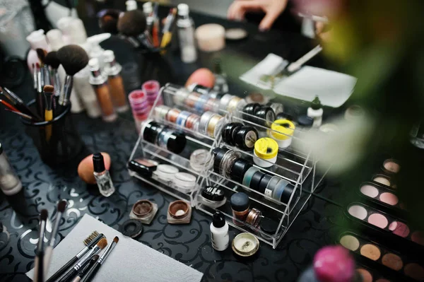 Ferramentas e produtos de maquiagem profissional na mesa na beleza — Fotografia de Stock