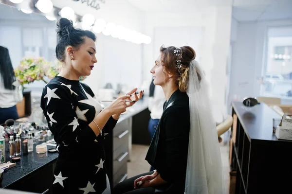 Splendida sposa avendo i capelli e il trucco fatto nel sal di bellezza — Foto Stock