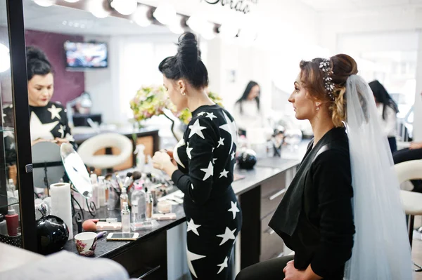 Splendida sposa avendo i capelli e il trucco fatto nel sal di bellezza — Foto Stock