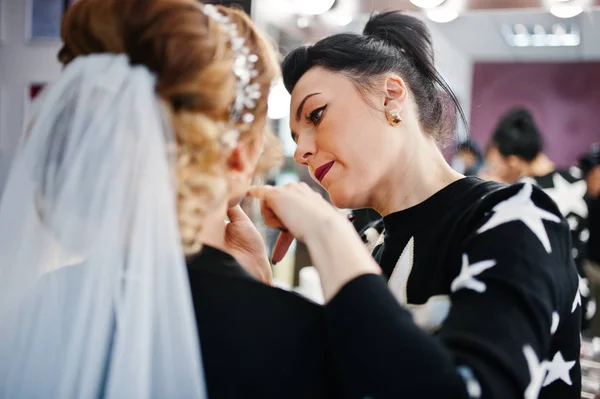 Splendida sposa avendo i capelli e il trucco fatto nel sal di bellezza — Foto Stock