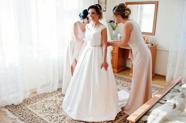 Nedime muhteşem gelin, giysi ve hazır olsun yardım