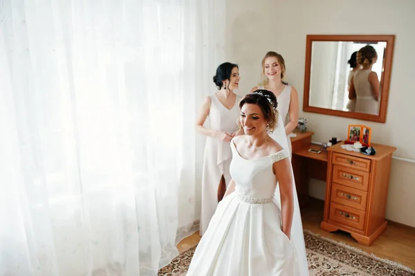 Fantastyczny Panna Młoda pozowanie z jej bridesmiads w jej pokoju na — Zdjęcie stockowe