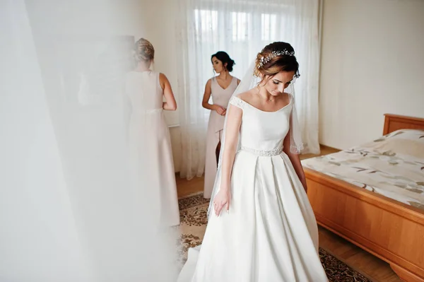 Fabuloso jovem noiva posando com suas noivas em seu quarto em — Fotografia de Stock