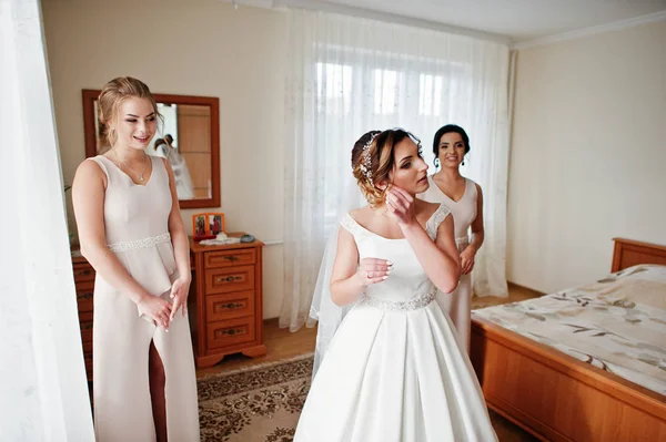 Казкова молода наречена позує зі своїми нареченими в її кімнаті на — стокове фото