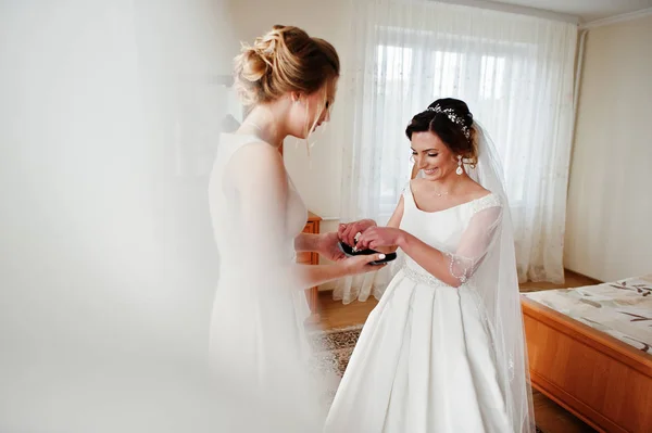 Fantastyczny Panna Młoda pozowanie z jej bridesmiads w jej pokoju na — Zdjęcie stockowe