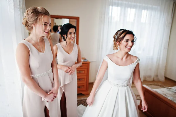 Onu bridesmiads odasında ile poz muhteşem genç gelin 