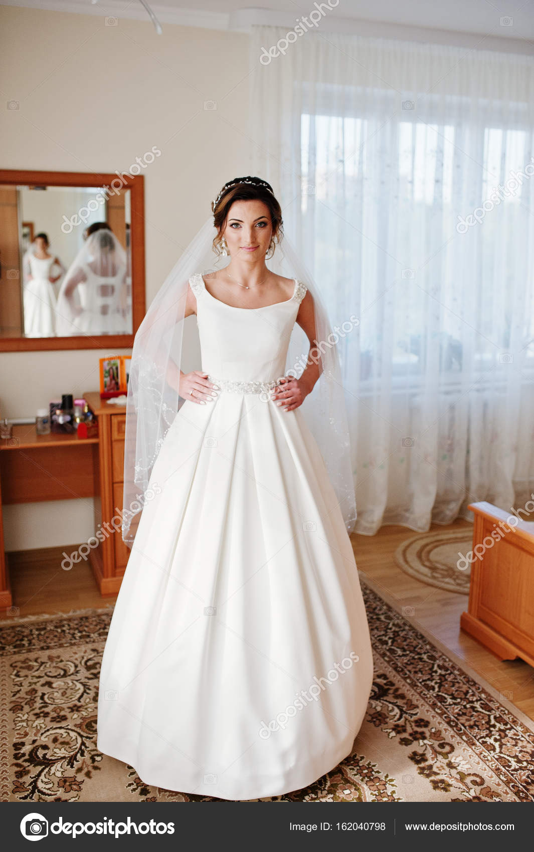 foto-zhena-poziruet-v-komnate