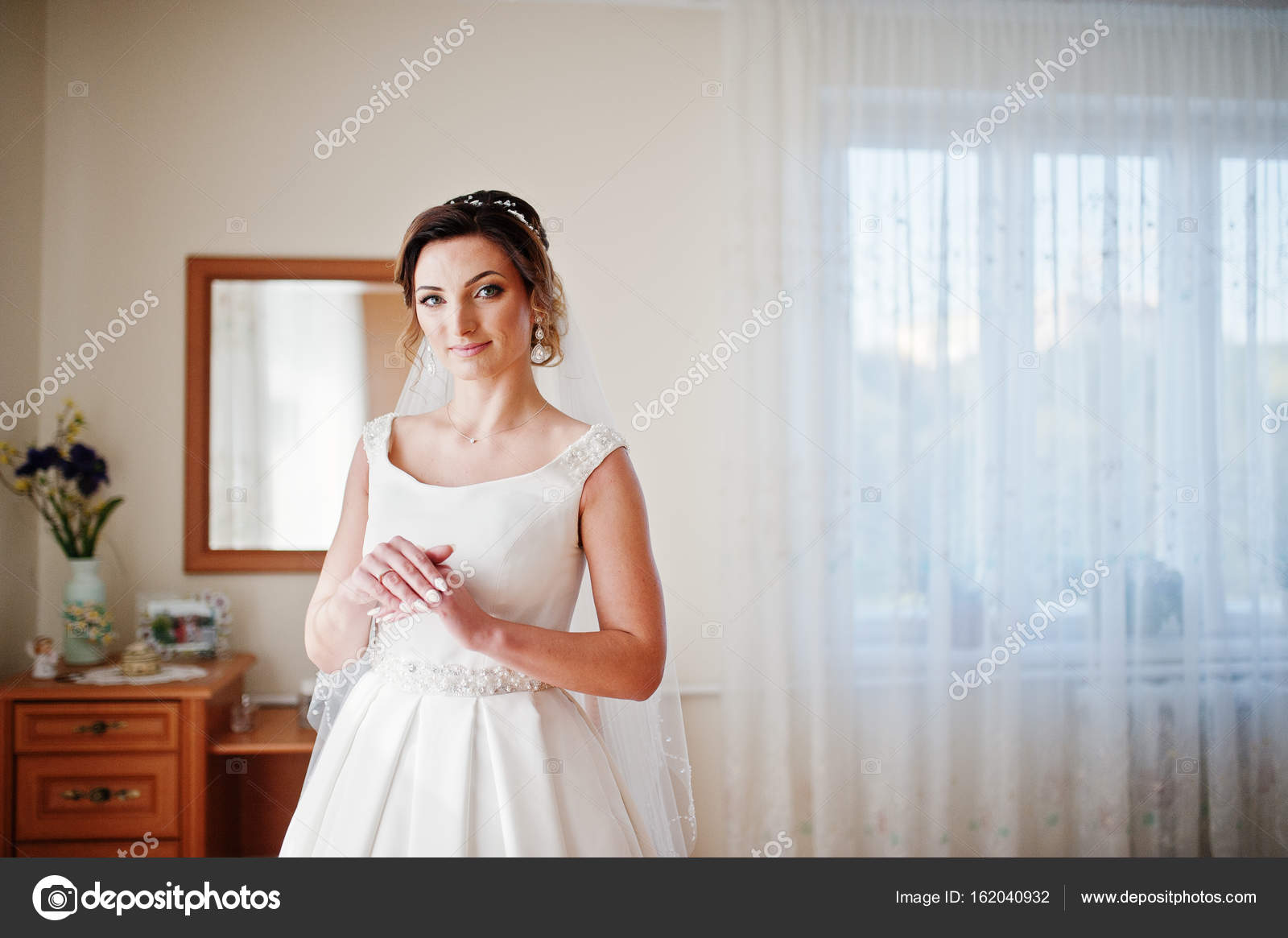 foto-zhena-poziruet-v-komnate