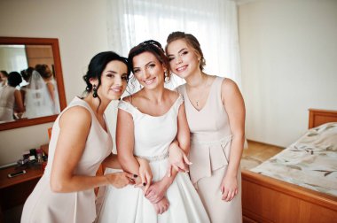 Onu bridesmiads odasında ile poz muhteşem genç gelin 