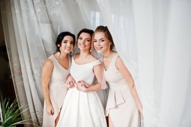 Onu bridesmiads odasında ile poz muhteşem genç gelin 