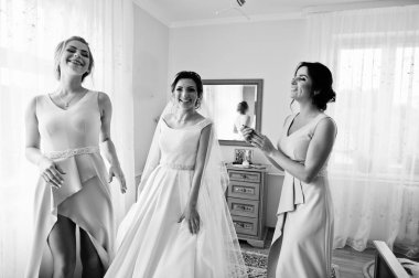 Onu bridesmiads odasında ile poz muhteşem genç gelin 