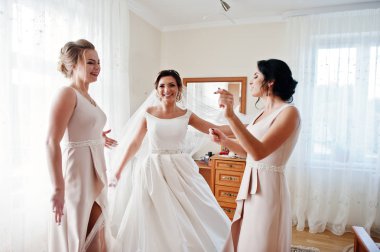Onu bridesmiads odasında ile poz muhteşem genç gelin 