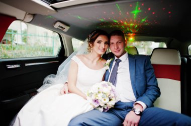 Limuzin içinde oturan muhteşem Düğün çifti.