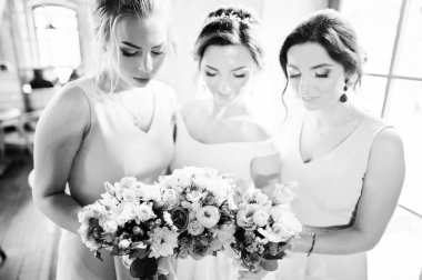 Harika gelin buketleri içinde tutan güzel nedime ile 