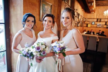 Harika gelin buketleri içinde tutan güzel nedime ile 