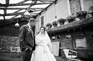 Genç evli iki yanındaki eski kır evi inci üzerinde yürüyor.