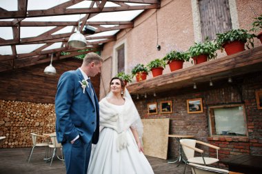 Genç evli iki yanındaki eski kır evi inci üzerinde yürüyor.