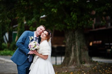 Güneşli da parkta poz muhteşem genç Düğün çifti