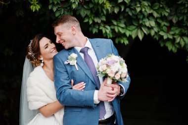 Birbirlerinin şirket ou zevk çekici genç Düğün çifti