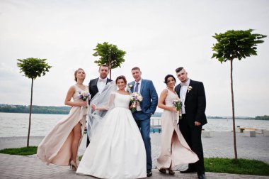 Muhteşem Düğün çifti ve nedime havi ile deli sağdıç