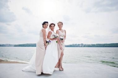 Çarpıcı gelin buketleri t ile poz güzel nedime ile