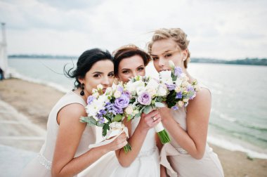 Çarpıcı gelin buketleri t ile poz güzel nedime ile