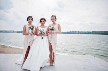 Çarpıcı gelin buketleri t ile poz güzel nedime ile