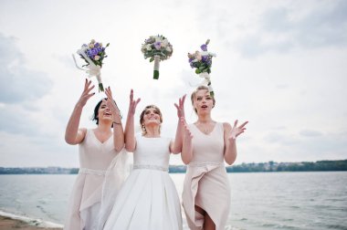 Çarpıcı gelin buketleri t ile poz güzel nedime ile