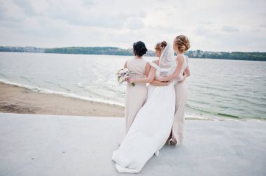 Çarpıcı gelin buketleri t ile poz güzel nedime ile