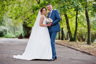 Güneşli da parkta poz muhteşem genç Düğün çifti