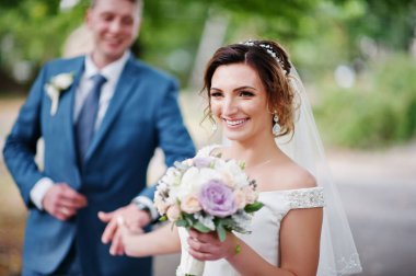 Güneşli da parkta poz muhteşem genç Düğün çifti