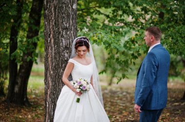 Güneşli da parkta poz muhteşem genç Düğün çifti