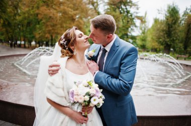 Güneşli da parkta poz muhteşem genç Düğün çifti