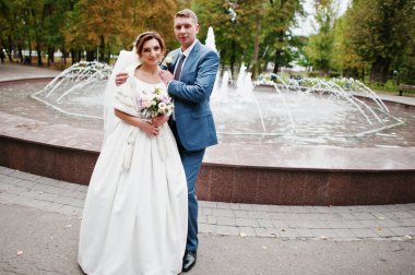 Güneşli da parkta poz muhteşem genç Düğün çifti