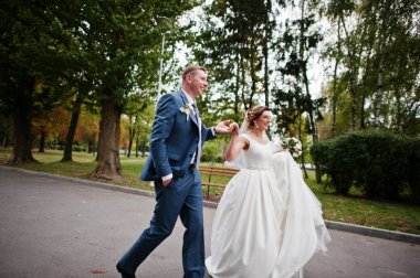 Güneşli da parkta poz muhteşem genç Düğün çifti