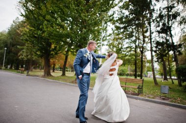 Güneşli da parkta poz muhteşem genç Düğün çifti