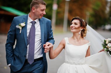 Güneşli da parkta poz muhteşem genç Düğün çifti