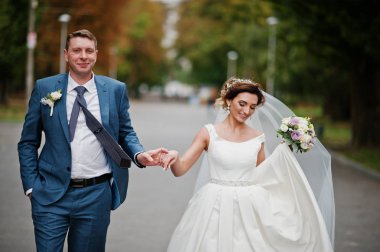 Güneşli da parkta poz muhteşem genç Düğün çifti