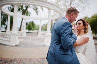 Güneşli da parkta poz muhteşem genç Düğün çifti