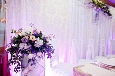 Güzel çiçek süslemeleri düğün gül dışarı için yapılmış bir