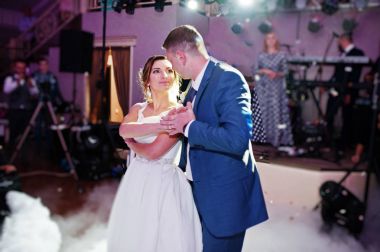 Yeni evli çift onların düğün ağır s ile dans