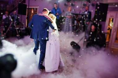 Yeni evli çift onların düğün ağır s ile dans