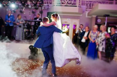 Yeni evli çift onların düğün ağır s ile dans