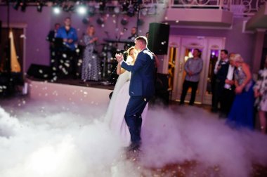 Yeni evli çift onların düğün ağır s ile dans