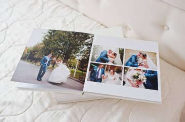 Düğün photobook veya beyaz arka plan üzerinde düğün albüm sayfaları.