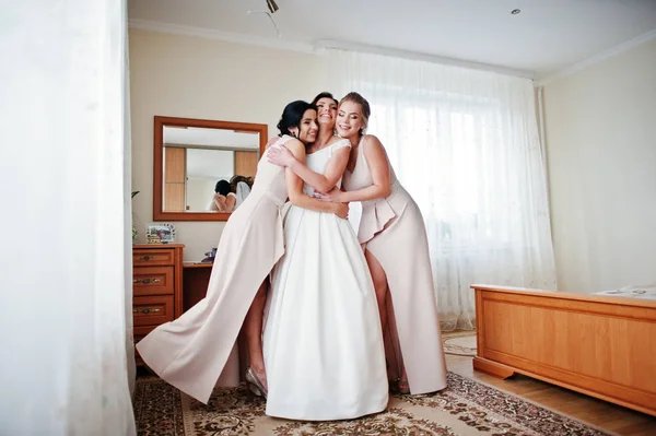 Казкова молода наречена позує зі своїми нареченими в її кімнаті на — стокове фото