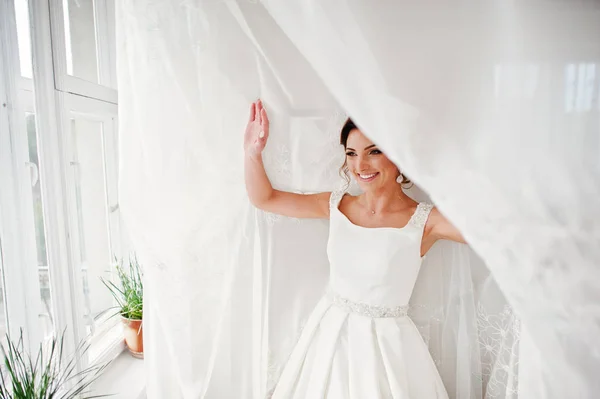 Портрет привабливої нареченої, позуючи з шторами на спині — стокове фото