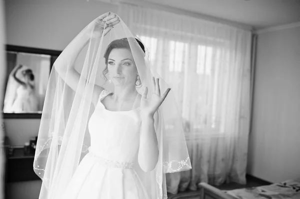 Портрет фантастичної нареченої позує у своїй кімнаті на весіллі — стокове фото